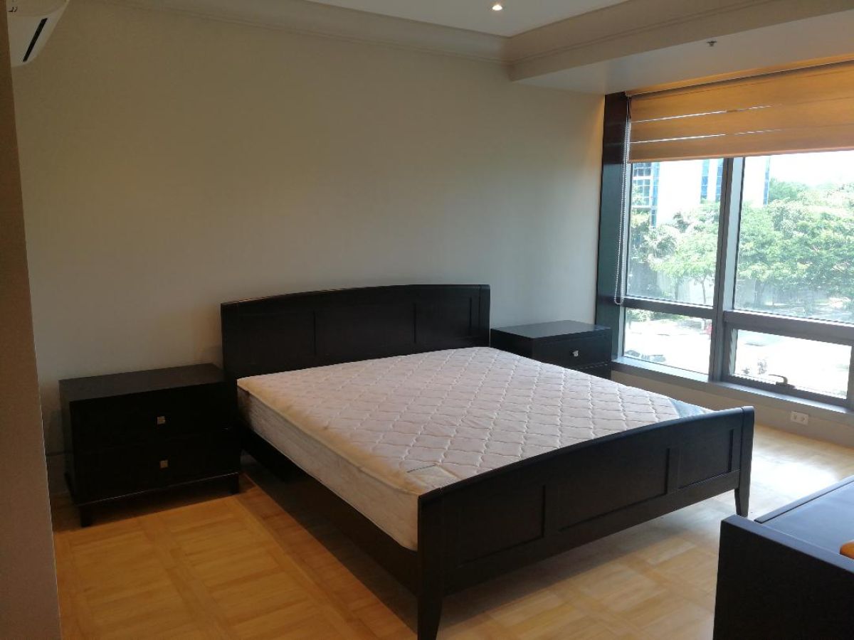 For Rent 2 Bedroom at One Mckinley Place BGC07