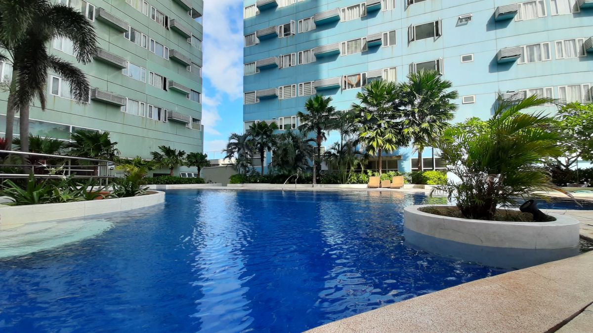 Fully-furnished 2BR Ridgewood Towers BGC Taguig Corner Unit for Rent09