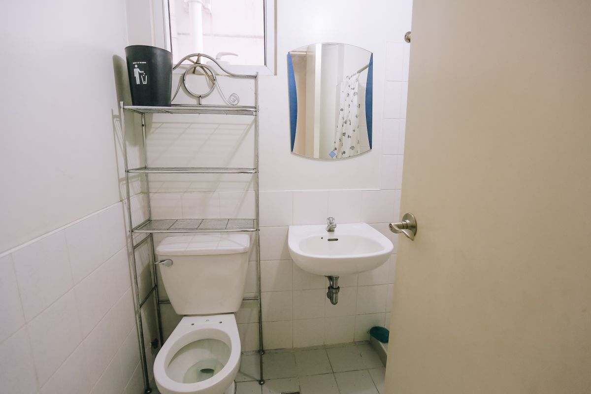 "Two bedroom unit in The Columns Ayala, along Ayala Avenue corner Buendia Avenue"10