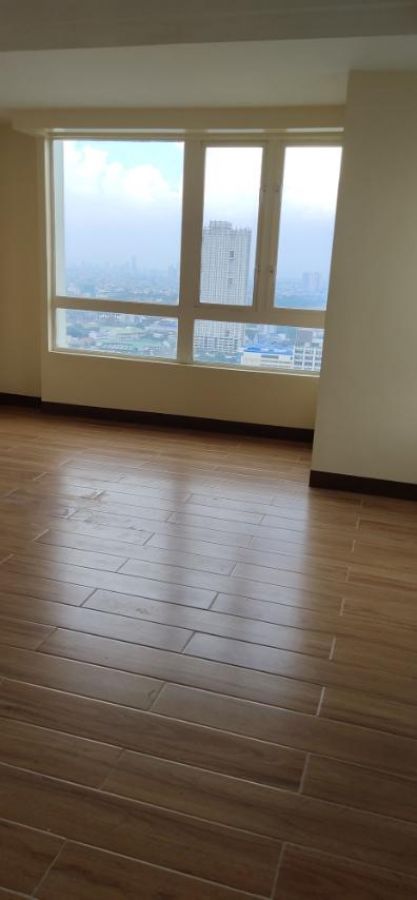 Newly Renovated 2-Bedroom Semi-Furnished Apartment with Parking for Lease05