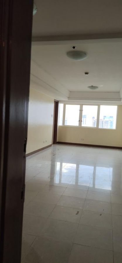 Newly Renovated 2-Bedroom Semi-Furnished Apartment with Parking for Lease09