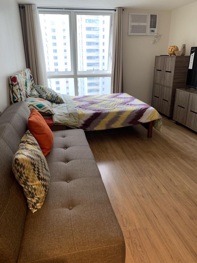 Executive cut Makati condominium with pool view03