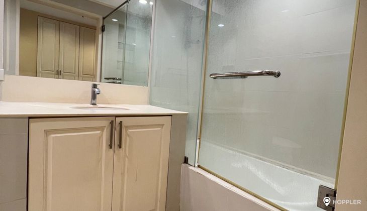 "2BR Condo for Rent in The Frabella 1, Legazpi Village, Makati"05