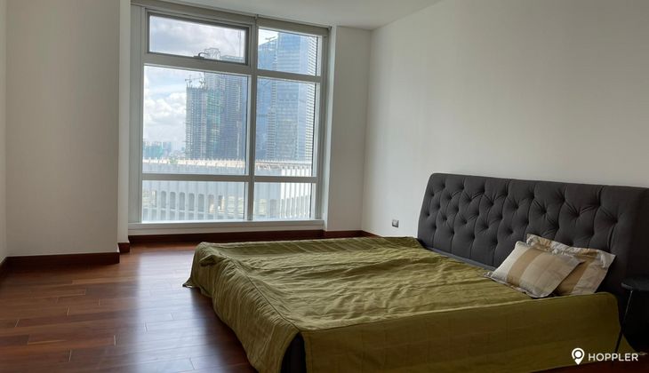 "3BR Condo for Rent in Two Roxas Triangle, Salcedo Village, Makati"10