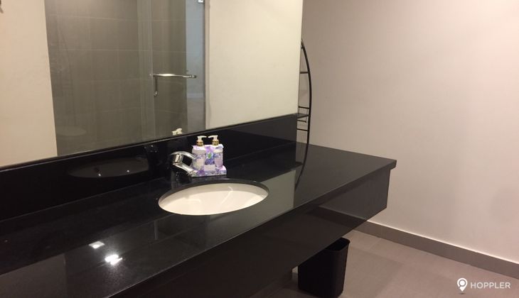 "2BR Condo for Rent in Park Terraces, San Lorenzo Village, Makati"04