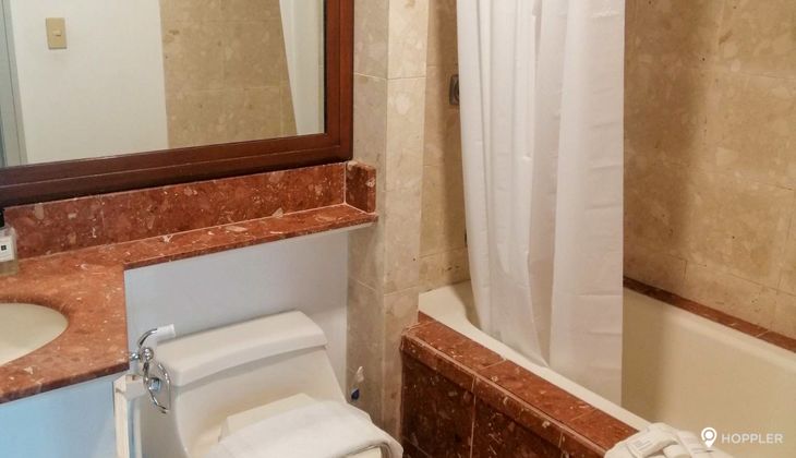 "1BR Condo for Rent in Amorsolo East, Rockwell Center, Makati"10