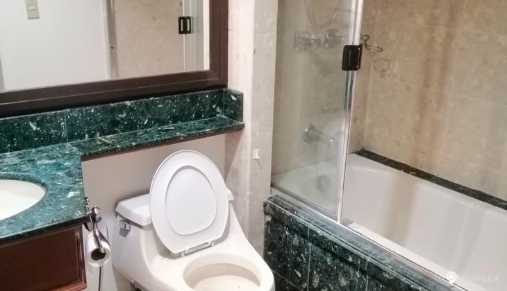 "1BR Condo for Rent in Amorsolo East, Rockwell Center, Makati"04
