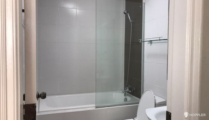 "2BR Condo for Rent in Classica Tower Condominium, Salcedo Village, Makati"08