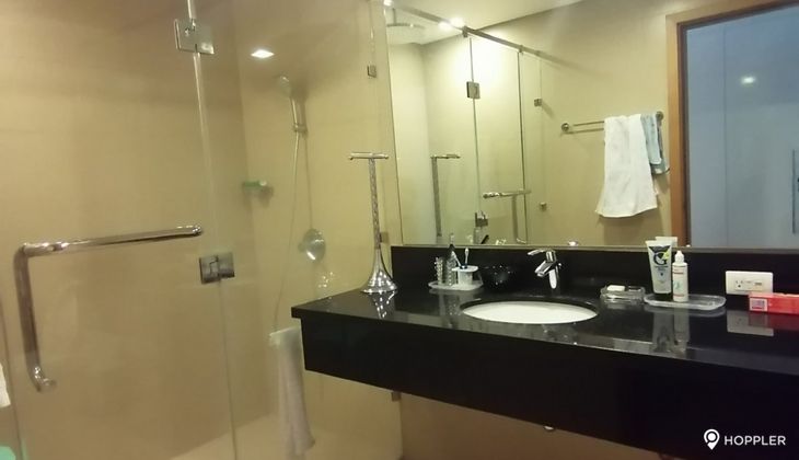 "2BR Condo for Rent in Park Terraces, San Lorenzo Village, Makati"03