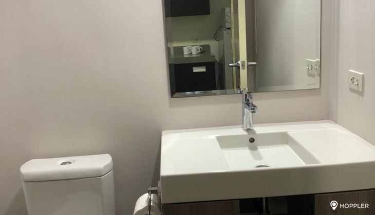 "Studio Condo for Rent in Edades Tower and Garden Villas, Rockwell Center, Makati"07