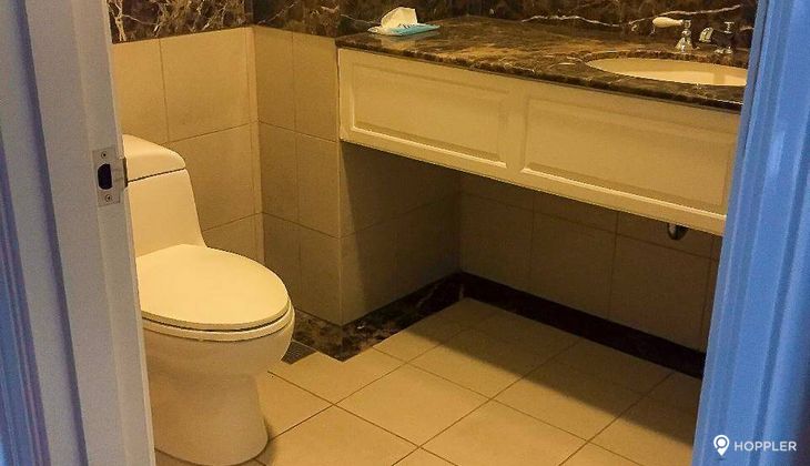 "3BR Condo for Rent in One Roxas Triangle, Urdaneta Village, Makati"03