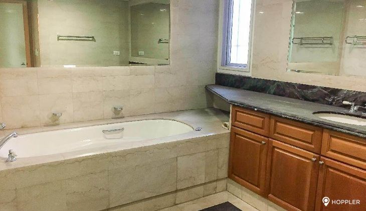 "3BR Condo for Rent in One Roxas Triangle, Urdaneta Village, Makati"05