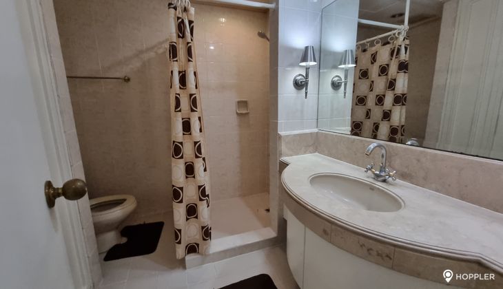 "2BR Condo for Rent in The Frabella 1, Legazpi Village, Makati"10