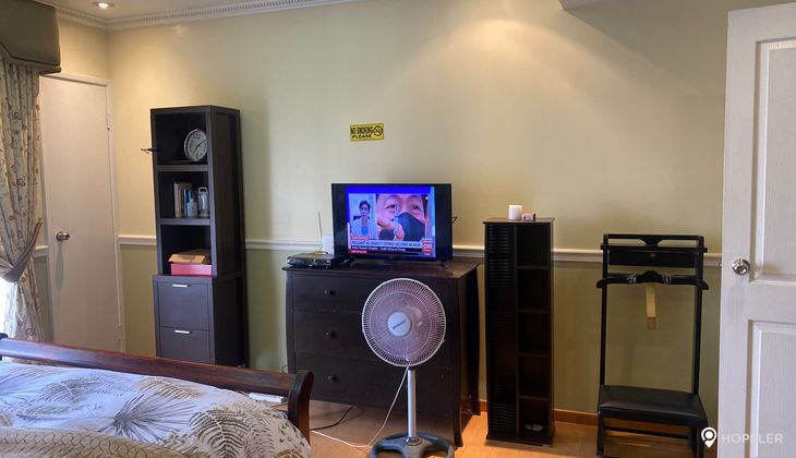 "3BR Condo for Rent in Elizabeth Place, Salcedo Village, Makati"10