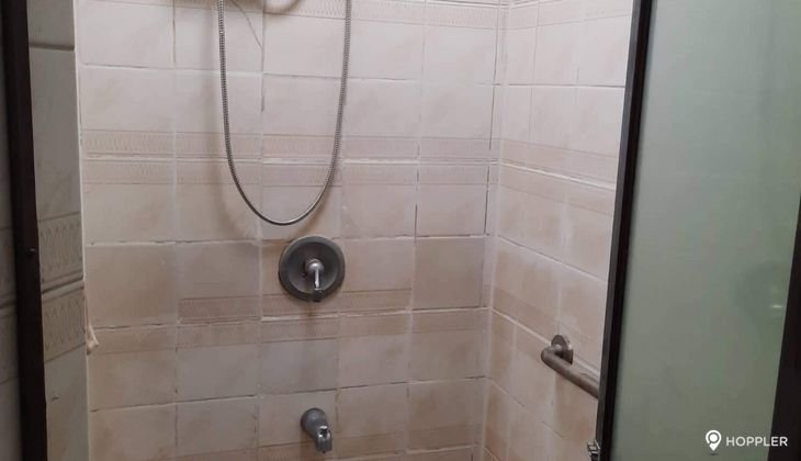"2BR Condo for Rent in LPL Manor, Salcedo Village, Makati"04