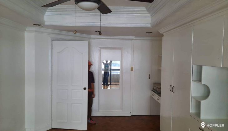 "2BR Condo for Rent in LPL Manor, Salcedo Village, Makati"05