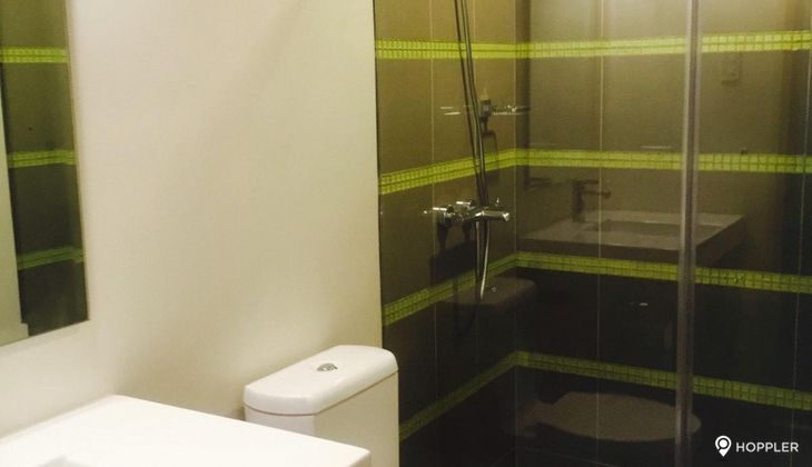 "1BR Condo for Rent in Edades Tower and Garden Villas, Rockwell Center, Makati"04