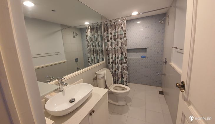 "3BR Condo for Rent in Twin Towers, Urdaneta Village, Makati"03
