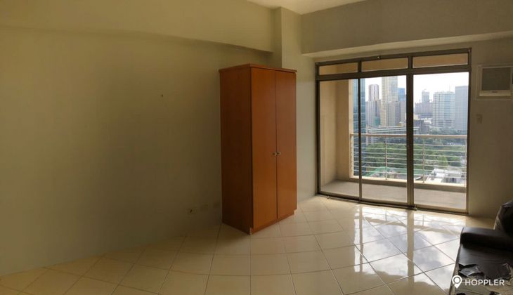 "Studio Condo for Rent in Paseo Parkview Suites, Salcedo Village, Makati"03