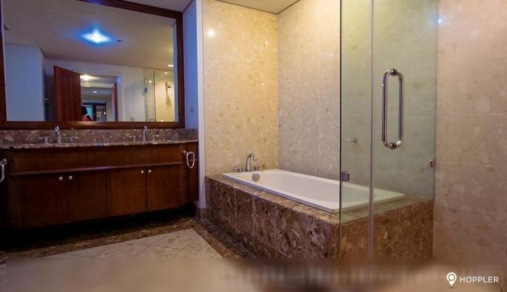 "3BR Condo for Rent in Rizal Tower, Rockwell Center, Makati"10