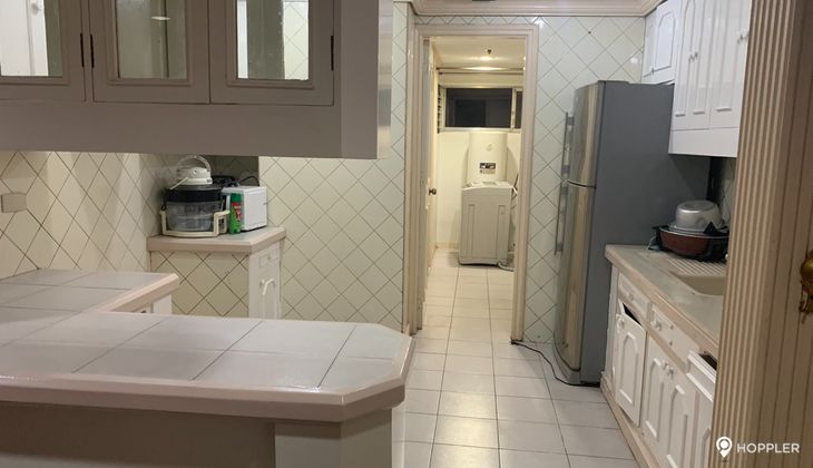 "2BR Condo for Rent in LPL Center, Salcedo Village, Makati"04
