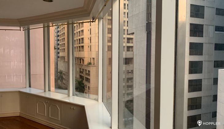 "2BR Condo for Rent in LPL Center, Salcedo Village, Makati"06