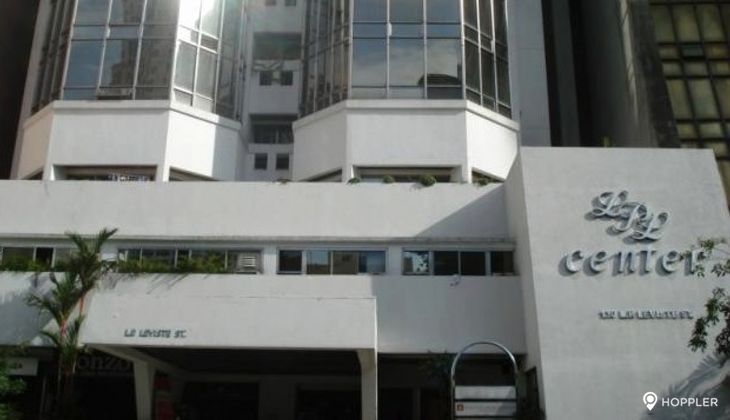 "2BR Condo for Rent in LPL Center, Salcedo Village, Makati"07