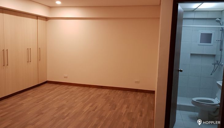 "2BR Condo for Rent in Torre De Salcedo, Legazpi Village, Makati"06