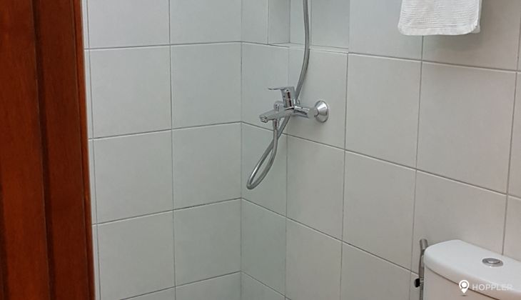 "2BR Condo for Rent in Torre De Salcedo, Legazpi Village, Makati"10