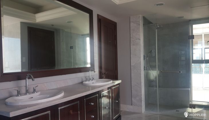"4BR Condo for Rent in Discovery Primea, Urdaneta Village, Makati"06