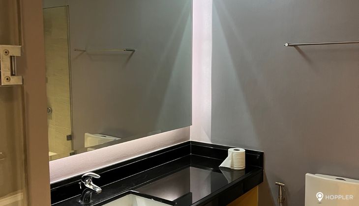 "2BR Condo for Rent in The Residences at Greenbelt, Legazpi Village, Makati"10