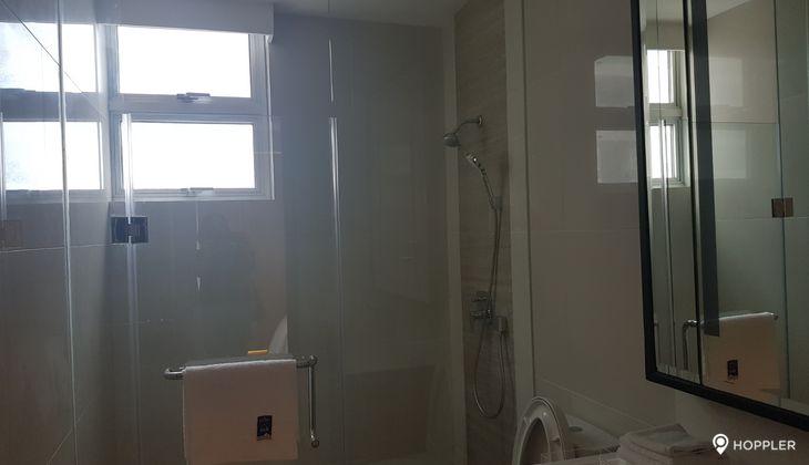 "3BR Condo for Rent in One Penn Place, Salcedo Village, Makati"04