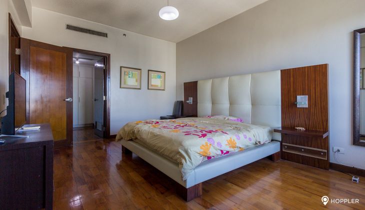 "2BR Condo for Rent in The Residences at Greenbelt, Legazpi Village, Makati"04
