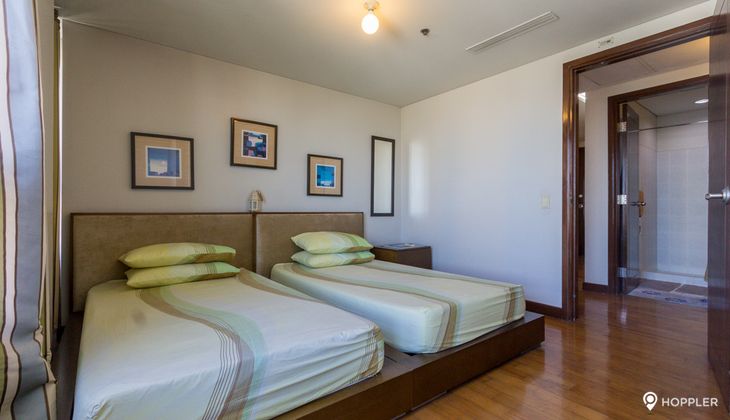 "2BR Condo for Rent in The Residences at Greenbelt, Legazpi Village, Makati"10