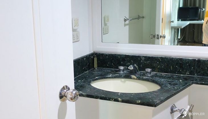 "1BR Condo for Rent in Amorsolo East, Rockwell Center, Makati"04