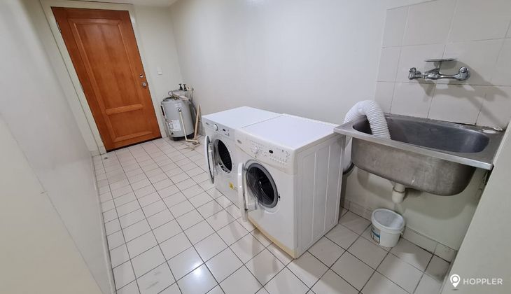 "2BR Condo for Rent in Amorsolo East, Rockwell Center, Makati"05