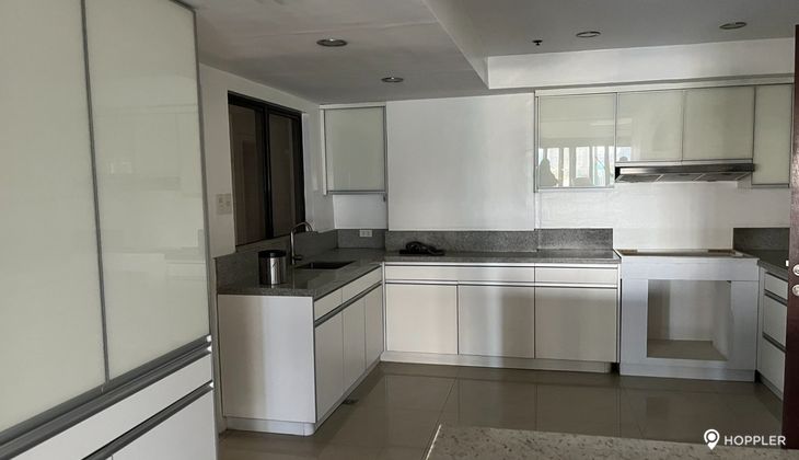 "3BR Condo for Rent in Twin Towers, Urdaneta Village, Makati"08