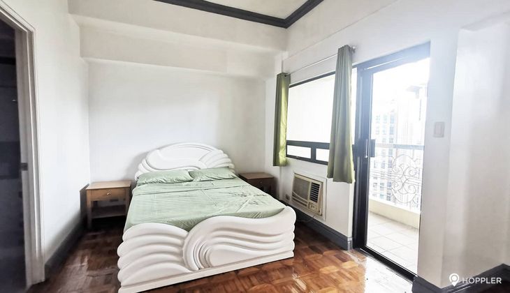 "2BR Condo for Rent in BSA Suites, Legazpi Village, Makati"05