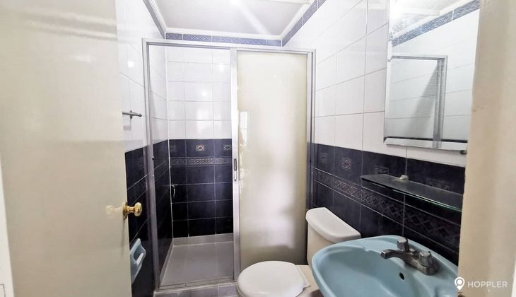 "2BR Condo for Rent in BSA Suites, Legazpi Village, Makati"09