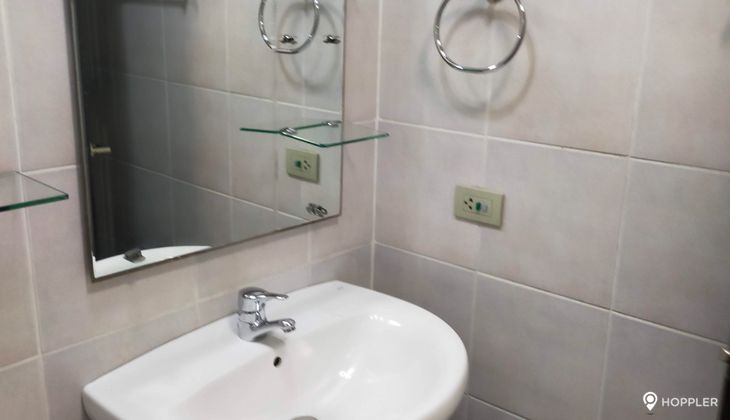 "Studio Condo for Rent in Fairways Tower, BGC - Bonifacio Global City, Taguig"05