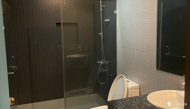 "2BR Condo for Rent in Easton Place, Salcedo Village, Makati"02