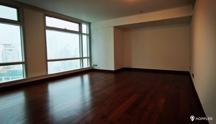 "3BR Condo for Rent in Two Roxas Triangle, Salcedo Village, Makati"04