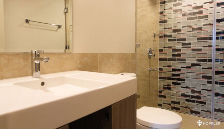 "2BR Condo for Rent in Edades Tower and Garden Villas, Rockwell Center, Makati"05