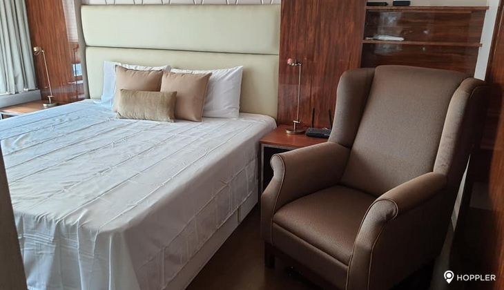 "2BR Condo for Rent in Edades Tower and Garden Villas, Rockwell Center, Makati"02