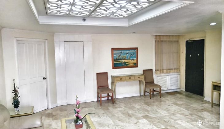 "2BR Condo for Rent in LPL Manor, Salcedo Village, Makati"02