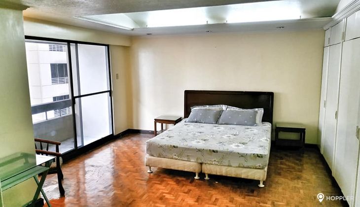 "2BR Condo for Rent in LPL Manor, Salcedo Village, Makati"04