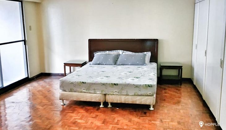 "2BR Condo for Rent in LPL Manor, Salcedo Village, Makati"06