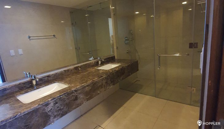 "2BR Condo for Rent in The Suites at One Bonifacio High Street, BGC - Bonifacio Global City, Taguig"08