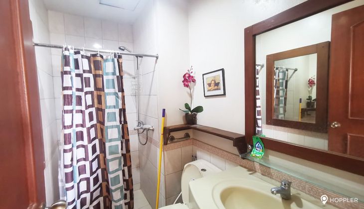 "Studio Condo for Rent in Paseo Parkview Suites, Salcedo Village, Makati"04