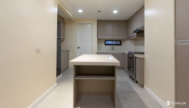 "3BR Condo for Rent in The Ritz Towers, Urdaneta Village, Makati"04